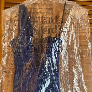 Beautiful dress to special ocasión in blue color and stone